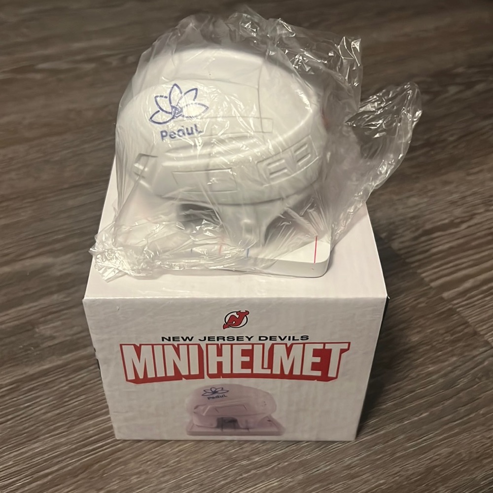 New Jersey Devils mini helmet limited edition